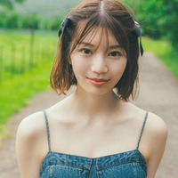 日向坂46高本彩花、美鎖骨際立つデニムキャミワンピ姿 本人お気に入りの1st写真集先行カット第7弾解禁【僕の記憶の中で】 画像