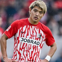 結婚発表のサッカー堂安律選手、祝福に感謝 美人妻との顔出し2ショット公開が話題「幸せ溢れてる」「素敵すぎる」 画像