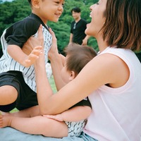 木佐貫まや、夫＆息子ら家族全員で初共演 公園での日常公開「まるで普段の私たち」 画像