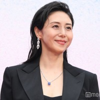 松嶋菜々子、総額3億円超えジュエリー着用 胸元に17カラットのサファイア輝く 【カルティエと日本 半世紀のあゆみ「結 MUSUBI」展 ― 美と芸術をめぐる対話】 画像