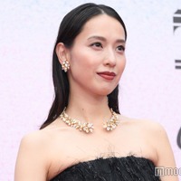 戸田恵梨香、大胆スリットから美脚輝く 家族は「離れていても愛おしい存在」【カルティエと日本 半世紀のあゆみ「結 MUSUBI」展 ― 美と芸術をめぐる対話】 画像