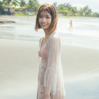 日向坂46高本彩花、透けレース×ヌーディなピンク水着姿 1st写真集本編未収録カットの封⼊ポストカード第1弾解禁【僕の記憶の中で】 画像