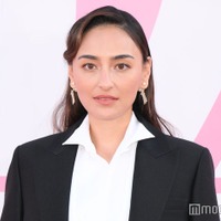 長谷川潤、極ミニパンツで圧巻美脚披露 今夏は日本へ「子どもたちを連れてきて…」【ミス ディオール展覧会 ある⼥性の物語】 画像