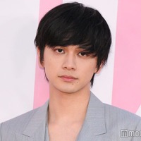 北村匠海、素肌見せでフェロモン全開「最大限の愛を持って」自分なりの仕事との向き合い方【ミス ディオール展覧会 ある⼥性の物語】 画像