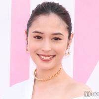 広瀬アリス、美肩ライン魅せ “無償の愛”注ぐ存在明かす「愛とは自分を犠牲にするもの」【ミス ディオール展覧会 ある⼥性の物語】 画像