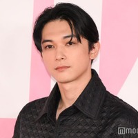 吉沢亮、ジャケットから素肌チラリ 30歳迎えプライベート充実目指す「思い出作りを楽しみたい」【ミス ディオール展覧会 ある女性の物語】 画像