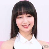 Cocomi、ほっそり二の腕際立つドレス姿「研究中のサブジェクト」とは？【ミス ディオール展覧会 ある⼥性の物語】 画像