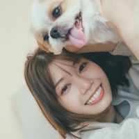 日向坂46高本彩花、愛犬と密着2ショット 1st写真集封⼊ポストカード第3弾解禁【僕の記憶の中で】 画像