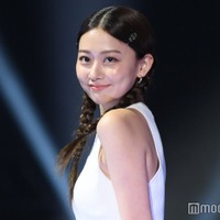 みとゆな、バルーンスカートから美脚披露 色白素肌が眩しい【沖縄コレクション2024】 画像