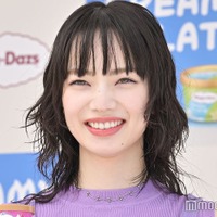 小松菜奈「肩の位置が腰」共演者も驚く抜群スタイル タイト衣装で登場 画像