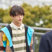 FANTASTICS中島颯太、映画初出演で心優しき“めがね男子”好演 新たな魅力開花の新場面写真解禁【逃走中 THE MOVIE】 画像