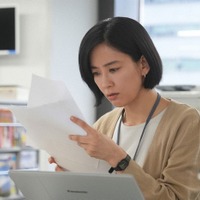 【笑うマトリョーシカ 第1話】道上（水川あさみ）、若き政治家・清家（櫻井翔）の秘書に目を向ける 画像