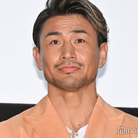 魔裟斗、5歳長男と海満喫 顔出し2ショットに「素敵な親子」「似てる」の声 画像