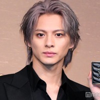 平野紫耀、ラメ輝くアイメイク＆黒スーツで大人の色気放つ パリでのロマンティックな思い出明かす【YSL LOVESHINE FACTORY】 画像