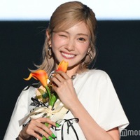 “キャバ嬢から社長に転身”ひめか、ハイトーン夏ヘアがキュート 美脚透けるコーデで登場【TGC松山2024】 画像