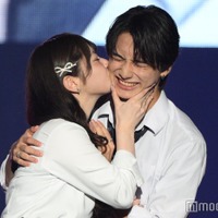 「今日好き」りんか＆植野花道“りんはな”カップル、ステージ上でほっぺにキス ラブラブ全開【TGC松山2024】 画像