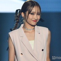 Girls2小川桜花、ほっそり二の腕輝く 投げキスで会場魅了【TGC松山2024】 画像