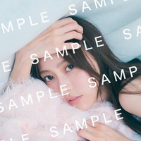 乃木坂46弓木奈於、素肌感たっぷりで横たわる 1st写真集封⼊ポストカード第4弾解禁【天使だったのか】 画像