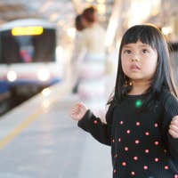 【電車で】高齢者の杖を触る女の子…→母「ダメでしょ」次の瞬間、女の子のまさかの返答に「思わず笑ってしまった」 画像