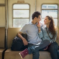 【電車で】彼氏「今日の夕飯何だと思う？」スマホに夢中な彼女に、反応してもらおうとがんばる彼氏に「思わずほっこり」 画像