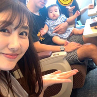 東貴博、妻・安めぐみ＆2人の娘とパシャリ！家族旅行SHOTに反響「良いですね」「ぷにぷにの赤ちゃんだ」 画像