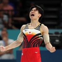 【パリ五輪】体操男子、萱和磨選手の美人妻・星良さんの“勝利の女神”ぶり話題 金髪に染めて現地入り 画像