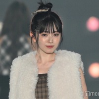 鈴木愛理、歌唱後にそのままランウェイ…驚きの早着替え シースルー＆スリットで美脚チラリ【関西コレクション 2024 A／W】 画像