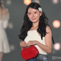 渡辺美優紀、ほっそり二の腕輝く ウインクで会場沸かす【関西コレクション 2024 A／W】 画像