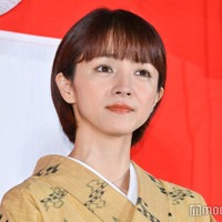 満島ひかり、ミニワンピ姿でほっそり美脚披露「スタイル抜群」「まぶしい」反響集まる 画像