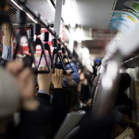 電車で…足が悪そうなおばあさんが乗ってきた瞬間→「！？」まさかの状況に驚き 画像