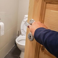 アメリカで…スーパーのトイレに入ろうとしたら「まさか！？」日本との違いに大焦り 画像