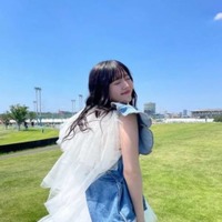 鈴木愛理、青空が映えるふわふわ衣装SHOTに「天使が舞い降りた」「可愛すぎ」と絶賛の声 画像