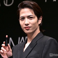 志尊淳、赤リップ×オールバックで黒スーツ着こなし 日本人初「Friend of NARS」就任 画像