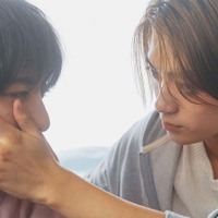 「タカラのびいどろ」岩瀬洋志＆小西詠斗がキス 押し倒す“不意打ち”ラブシーンに「ズルすぎる」「天才」と悶絶の声 画像