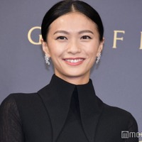 榮倉奈々、背中ざっくり水着姿で美ボディ披露「驚異の足の長さ」「完璧スタイル」と絶賛の声 画像