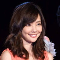 倉科カナ、ほっそり美腕が際立つノースリ衣装SHOTに反響「めちゃくちゃ可愛すぎる」「綺麗！」 画像