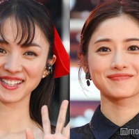 満島ひかり、美デコルテ際立つ可憐なドレス姿 石原さとみはスリットで美脚チラ見せ【ラストマイル】 画像