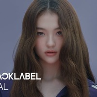 BLACKPINKプロデューサー新グループ、日本でも話題になったエルラ・グロスがメンバー入り 15歳に成長した姿で圧倒＜MEOVV＞ 画像