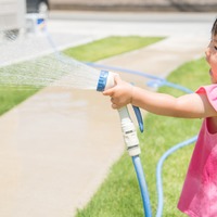 水遊び中、2歳娘の“まるでおじさん”のような発言に思わず爆笑！？「周りをよく見てる」「言葉づかいには気をつけよ」 画像