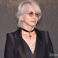 HYDE、オーストリアの宮殿前で撮影「妖艶な絵画のよう」「美しい物語が始まりそう」と反響 画像