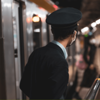 駅でさまざまな国籍の外国人が“駅員さん”に話しかけていて…→すると、駅員さんの神対応に「カッコイイ」「尊敬」 画像