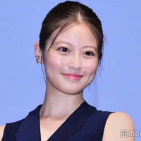 今田美桜、 胸元ざっくりコーデで登場 目標明かす「後悔しない20代を終えられたら」【Forbes JAPAN 30 UNDER 30 2024】 画像