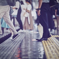 【海外で】道を尋ねても”素っ気ない”対応。しかしその直後⇒「見ていられないわ」まさかの【救世主】が登場！？ 画像