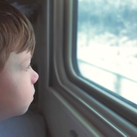 【電車で】初めての電車に大興奮する息子…次の瞬間、”かわいい勘違い”に「夢いっぱい」「癒される」 画像