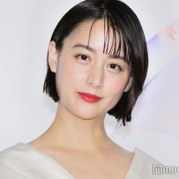 山本美月、ばっさりショートで雰囲気ガラリ「思い切って切りました」ミニ丈ワンピ姿で圧巻の脚線美披露 画像