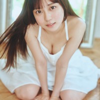 “SNSでバズ”あまいものつめあわせ・中川心、白ワンピ姿で美谷間ちらり 画像