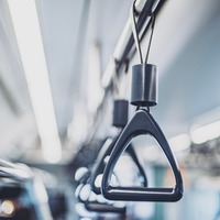 電車が満席で”ぐずる”子ども。すると、女子高生たちが声をかけ…「優しい」「心が温かくなった」 画像