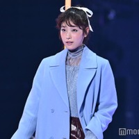 高橋ひかる、ロングコートから美脚のぞく ブルーメイクがキュート【TGC 2024 A／W】 画像