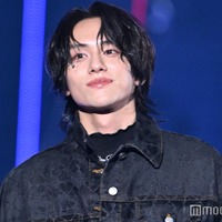 山下幸輝、キス顔に視線集中 目元に大粒ラメ輝かせる【TGC 2024 A／W】 画像