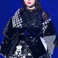 出口夏希、王冠×ブラックドレスで王女の風格【TGC 2024 A／W】 画像